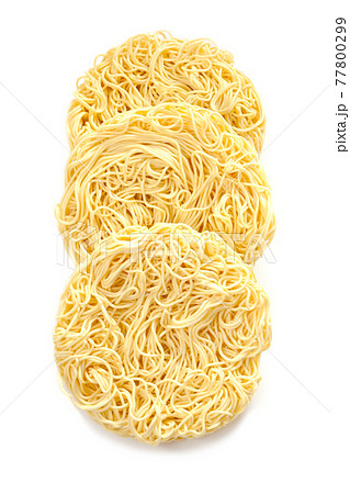 袋入りインスタントラーメンの乾麺【白背景】 77800299