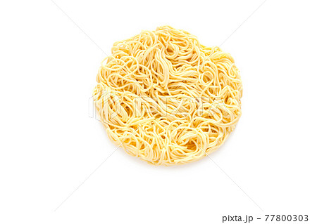 袋入りインスタントラーメンの乾麺【白背景】 袋入りインスタントラーメンの乾麺【白背景】 77800303