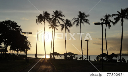 【ハワイ】アラモアナ、マジックアイランドでの夕日 77800924