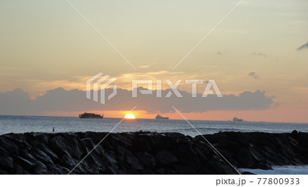 【ハワイ】アラモアナ、マジックアイランドラグーンと夕日 77800933