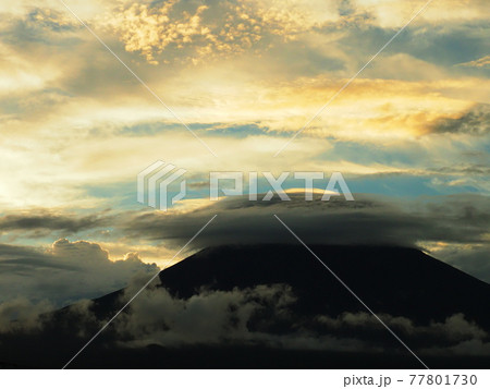 富士山と笠雲 77801730