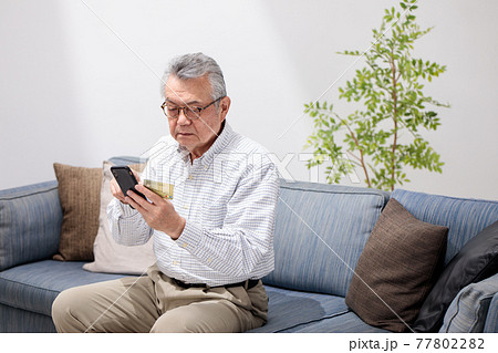 スマホ クレジットカード シニア男性 スマホ クレジットカード シニア男性 77802282