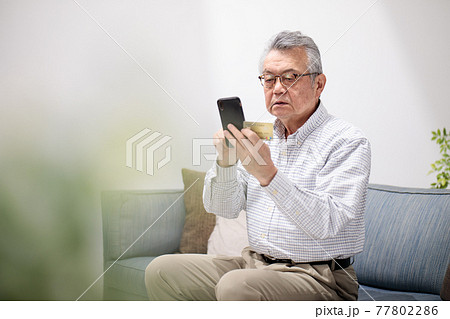 スマホ クレジットカード シニア男性 スマホ クレジットカード シニア男性 77802286