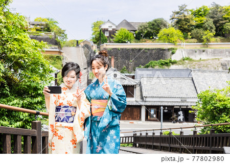 女子旅で酢屋の坂を背景に記念撮影をする着物姿の女性 【杵築市】 77802980