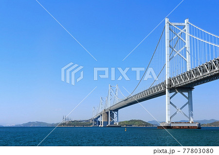 香川県 晴天下の備讃瀬戸大橋 2連吊り橋 の写真素材