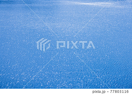 太陽の光がキラキラ光る青い水面 77803116