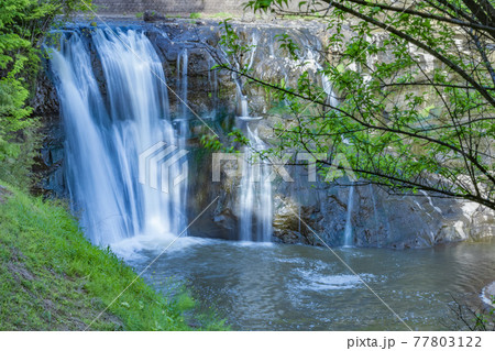 マイナスイオンがたっぷりの涼しげな滝、龍門の滝 77803122