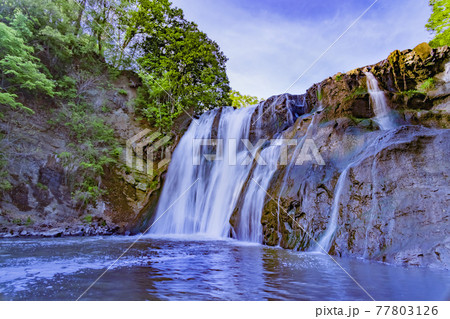 マイナスイオンがたっぷりの涼しげな滝、龍門の滝 77803126
