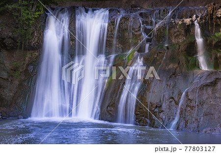 マイナスイオンがたっぷりの涼しげな滝、龍門の滝 77803127