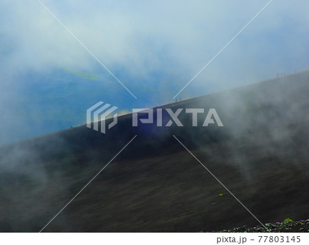 霧の向こうの登山客 77803145