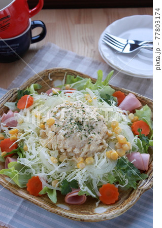 カラフルで綺麗な野菜サラダ 77803174