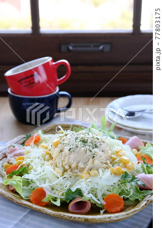 カラフルで綺麗な野菜サラダ 77803175