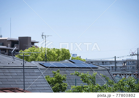 ソーラーパネルがある家の屋根 77803802