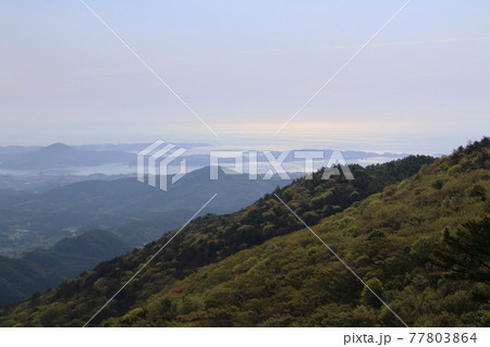 気仙沼市徳仙丈山頂上から気仙沼湾、大島、唐桑半島を眺める朝の風景 気仙沼市徳仙丈山頂上から気仙沼湾、大島、唐桑半島を眺める朝の風景 77803864