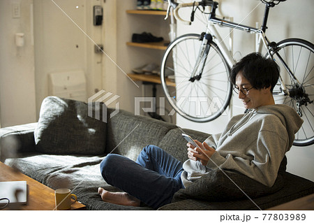 スマホを使う男性 77803989