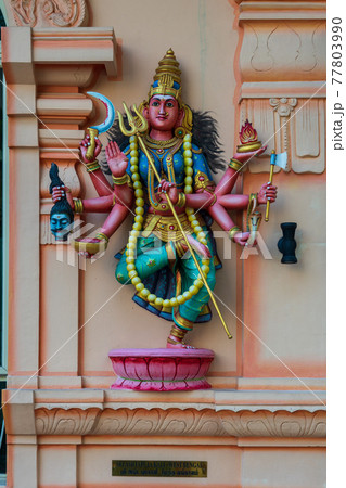 【シンガポールの風景】ヒンドゥー教寺院のカラフルな神像 77803990