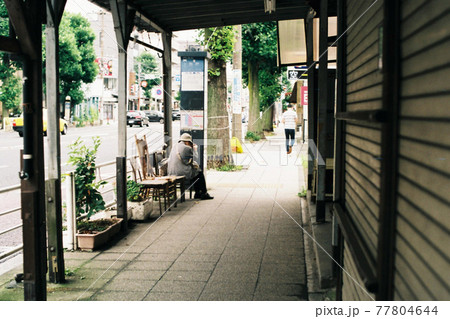 バスを待つおばあさん バスを待つおばあさん 77804644