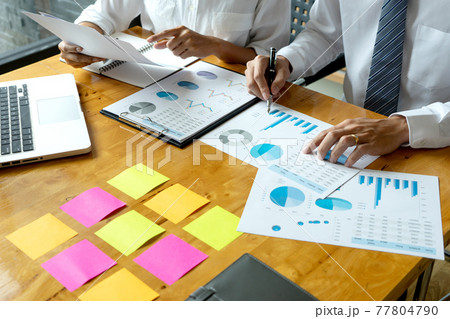 Business men and women are having a business plan consultation meeting 77804790