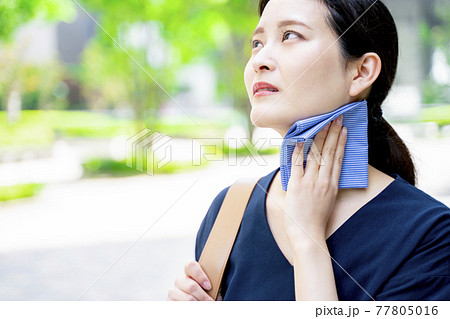 ハンカチで汗を拭く女性 ハンカチで汗を拭く女性 77805016