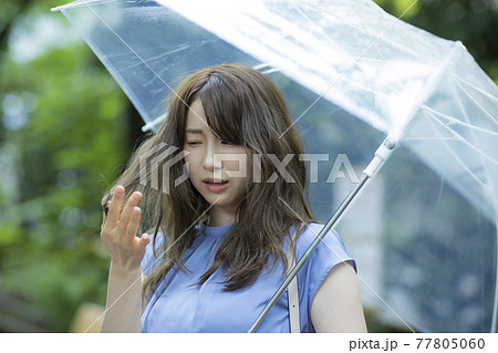 雨で髪が広がる 77805060