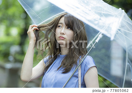 雨で髪が広がる 雨で髪が広がる 77805062