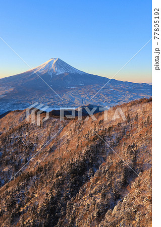 朝日に照らされる富士山　三ッ峠 77805192