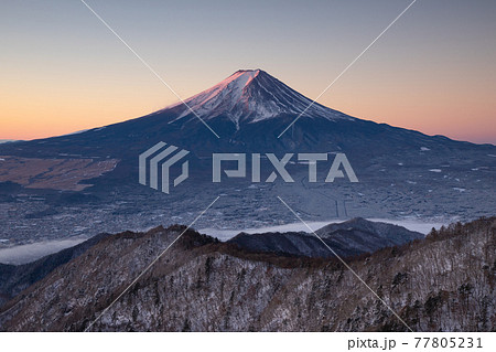 朝日に照らされる富士山　三ッ峠 77805231