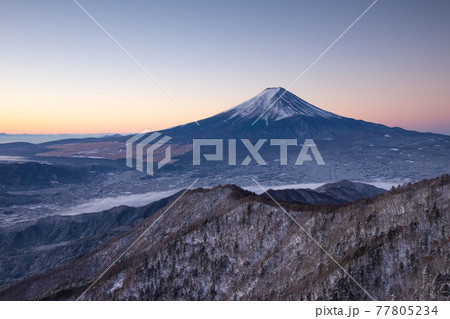 朝日に照らされる富士山　三ッ峠 77805234