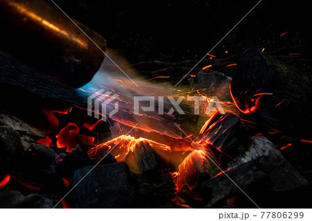 炭とバーナーによる着火 炭とバーナーによる着火 77806299