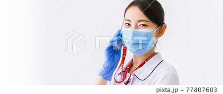急患の連絡を受ける看護師 急患の連絡を受ける看護師 77807603