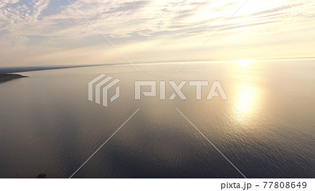 ドローンで上空から撮影した「知床半島と海」（知床半島 西岸／北海道斜里郡斜里町） 77808649
