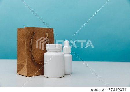 Online shopping with home delivery. Bags with medical conteiners 77810031