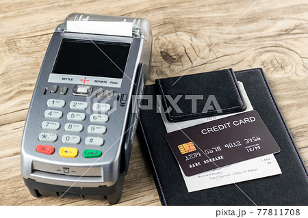 The black credit card on blank bill paper in  leather black bill receipt. 77811708
