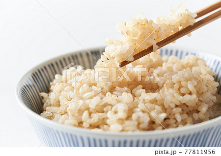 茶碗に盛り付けた玄米ご飯 77811956