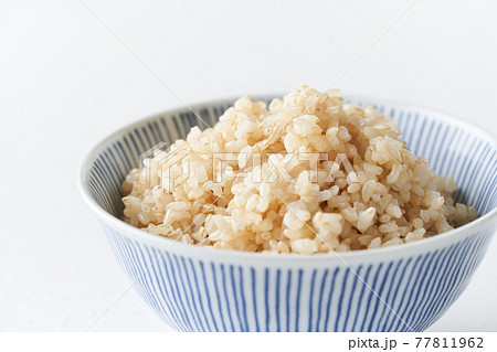 茶碗に盛り付けた玄米ご飯 77811962