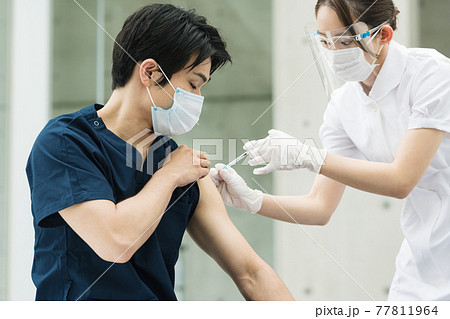 ワクチンを接種する医療従事者イメージ 77811964