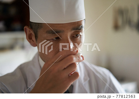 味見をする板前 77812563