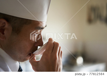 味見をする板前 77812564