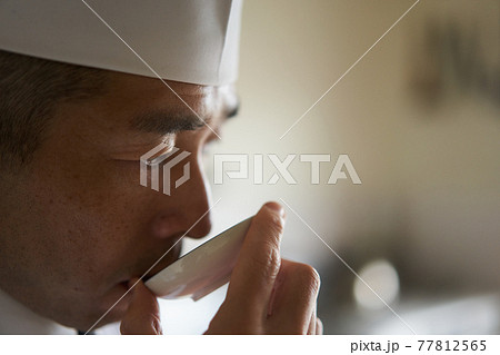 味見をする板前 77812565