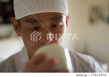 日本酒の味見をする杜氏 77812679