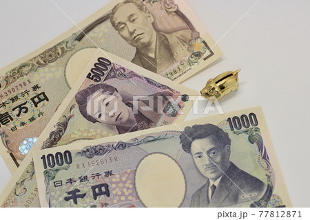 白い背景に豚の置物と一万円札、五千円札、千円札 白い背景に豚の置物と一万円札、五千円札、千円札 77812871