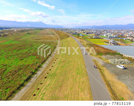 吉野川･左岸の土手道〜ドローンで空撮（徳島県上板町綾部） 77813119