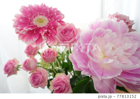 バラとガーベラとシャクヤクのブーケ 花束の写真素材