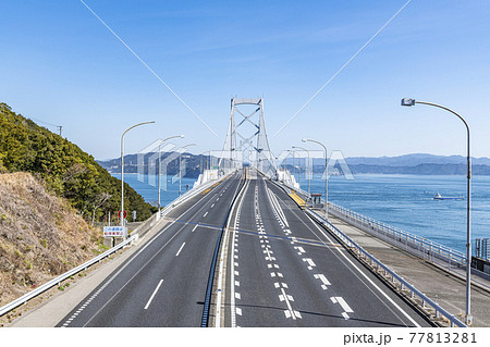 徳島県鳴門市　快晴の大鳴門橋 77813281