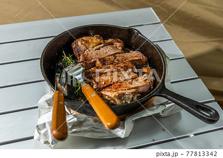 ステーキ Barbecue party outdoors 77813342