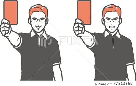 レッドカードを出す男性（上半身） 77813369