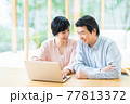 夫婦　カップル　家族　ミドル　ライフスタイル　リビング 77813372