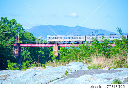春の長瀞渓谷 秩父鉄道親鼻鉄橋 石畳上流付近 電車通過中 長瀞町 春の長瀞渓谷 秩父鉄道親鼻鉄橋 石畳上流付近 電車通過中 長瀞町 77813506