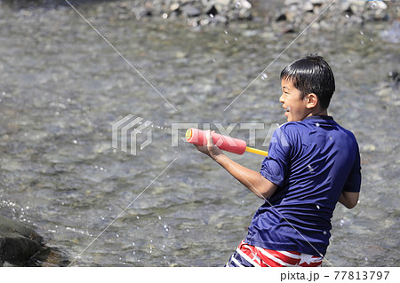 水鉄砲で川遊びをする小学生(5年生) 水鉄砲で川遊びをする小学生(5年生) 77813797