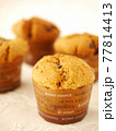 ピーナツクリームマフィン(縦位置アップ) ピーナツクリームマフィン(縦位置アップ) 77814413